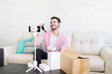 Akıllı telefon üzerinden çevrimiçi akış yaparken Vlogger unboxing akıllı saat