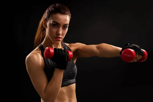 Retrato Atleta Caucásico Confiado Haciendo Ejercicio Con Pesas Sobre Fondo — Foto de Stock