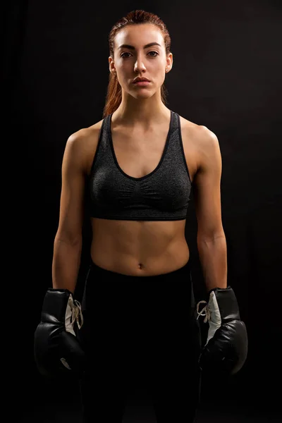 Retrato Mujer Boxeadora Confiada Pie Sobre Fondo Negro — Foto de Stock