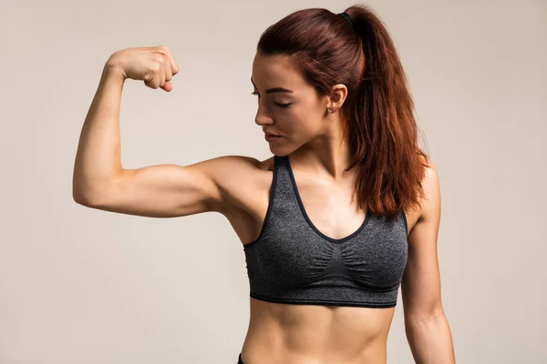 Bela Atleta Sexo Feminino Músculos Flexores Enquanto Contra Fundo Marrom — Fotografia de Stock