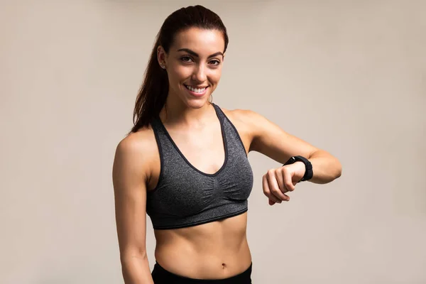 Jovem Atleta Sorrindo Verificando Tempo Relógio Pulso Contra Fundo Colorido — Fotografia de Stock