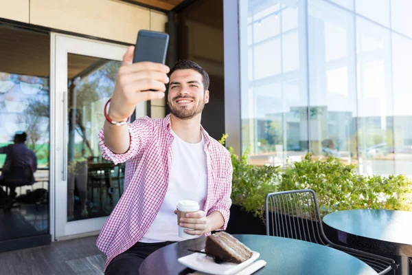 Smiling Hispanic Influencer Taking Selfie While Enjoying Dessert Coffee Cafe — Stock Photo, Image