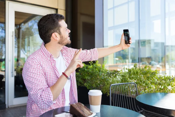 Jeune Blogueur Montrant Signe Victoire Tout Prenant Selfie Sur Smartphone — Photo