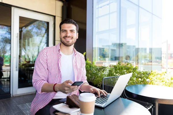 Porträt Eines Selbstbewussten Bloggers Mit Smartphone Und Laptop Einkaufszentrum — Stockfoto