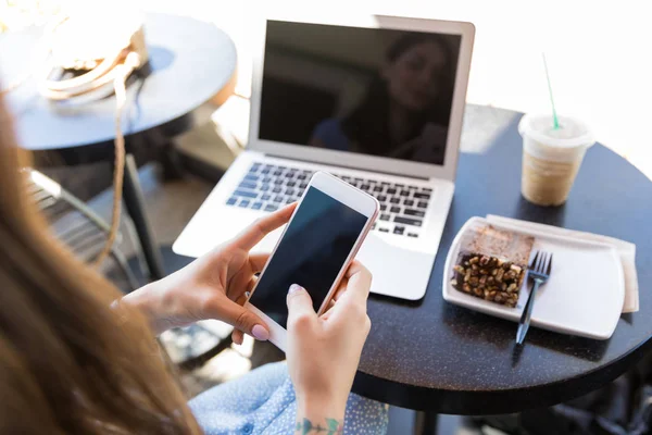 Influenciador Comida Latina Compartiendo Historias Línea Través Teléfonos Inteligentes Portátiles — Foto de Stock