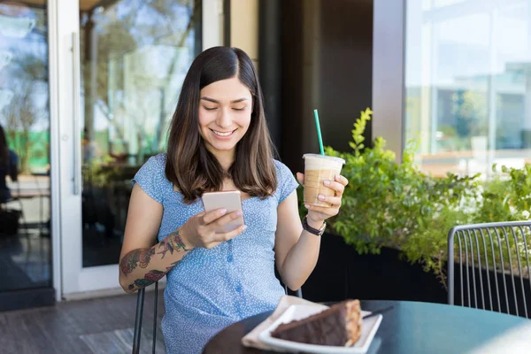 Smějící Vlivná Výměna Zpráv Mobilním Telefonu Při Kávě Kavárně — Stock fotografie