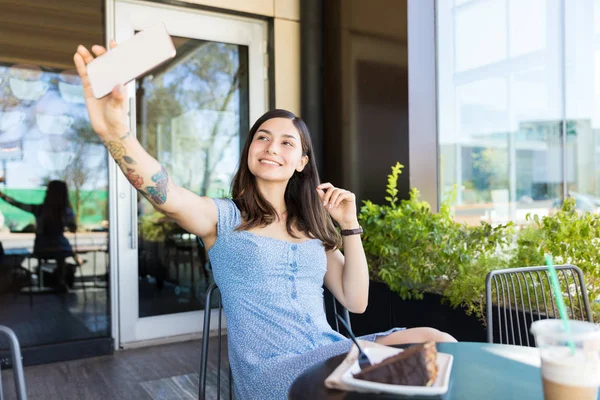 Leende Influencer Tar Selfie Medan Njuter Bakverk Och Kaffe Café — Stockfoto