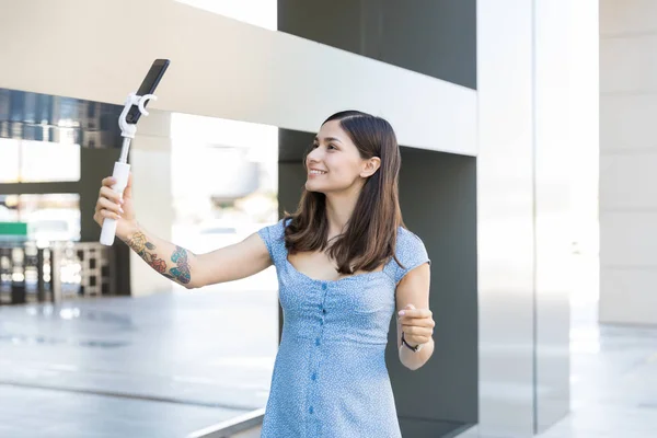 Glimlachend Vlogger Video Opnemen Smartphone Terwijl Staan Winkelcentrum — Stockfoto