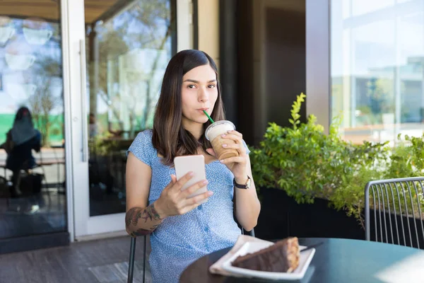 Hispanic Food Blogger Koffie Drinken Tijdens Het Gebruik Van Een — Stockfoto
