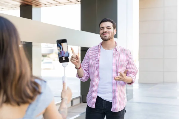 Blogger Che Gesti Mentre Amico Registra Video Smartphone Centro Commerciale — Foto Stock