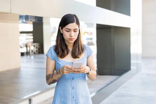 Spansktalande Brunette Blogga Genom Mobiltelefon Mall — Stockfoto