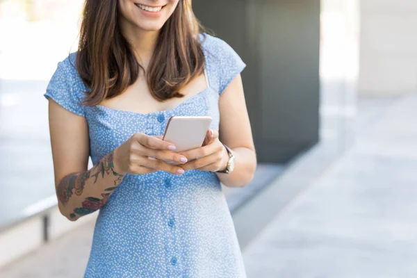 Midsection Young Influencer Streaming Online Smartphone Centro Comercial — Foto de Stock