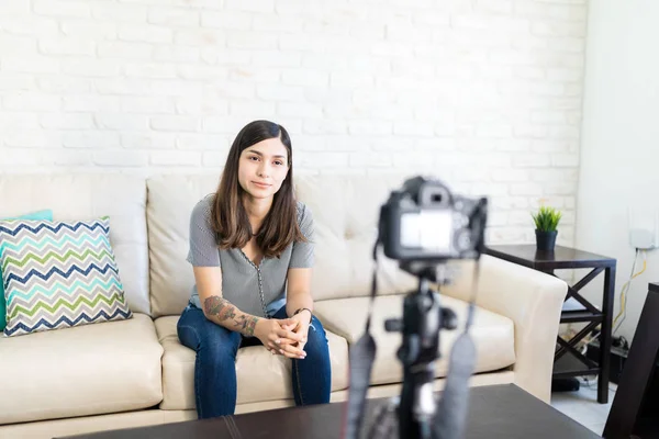 Influencer Femenina Grabando Vídeo Cámara Casa —  Fotos de Stock