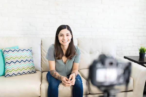 Glimlachend Vlogger Streaming Live Camera Thuis — Stockfoto