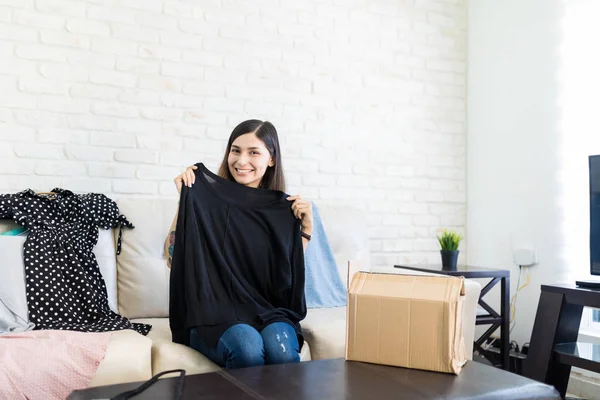 Retrato Joven Influencer Atractiva Mostrando Nuevo Top Negro Casa —  Fotos de Stock