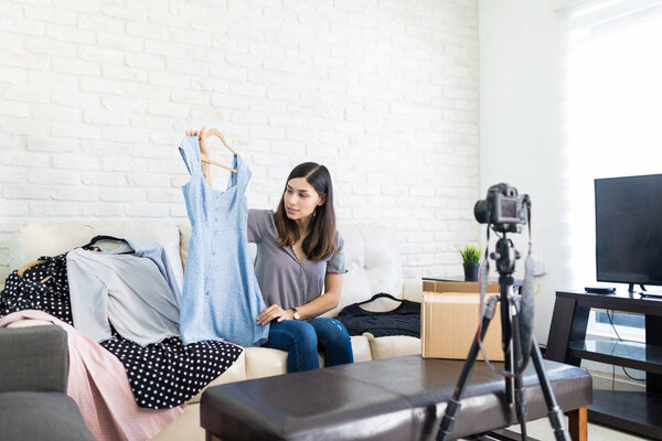 Довольно молодой блогер моды транслирует видео на камеру дома
