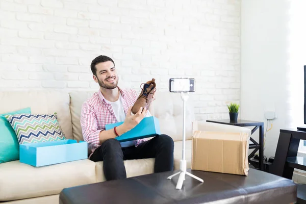 Sonriente Vlogger Grabación Vídeo Unboxing Zapato Casa —  Fotos de Stock