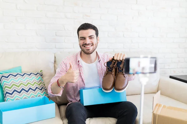 Jovem Influenciador Sorrindo Gesticula Polegares Enquanto Revisa Sapatos Post Blog — Fotografia de Stock