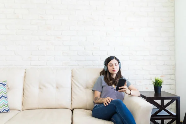 Charming Young Vlogger Listening Music Smartphone Home — Stock Photo, Image