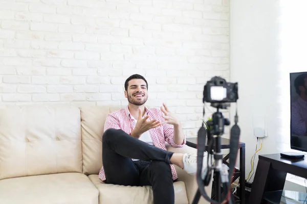 Junger Hispanischer Männlicher Blogger Nimmt Videoblog Hause Auf — Stockfoto