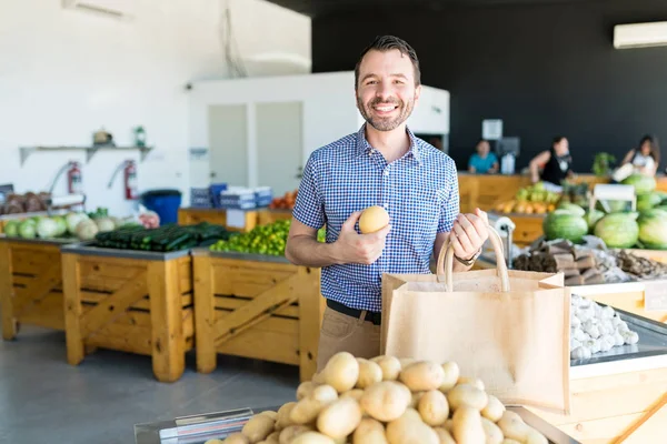 Porträtt Mid Adult Man Köpa Potatis Medan Leende Livsmedelsbutik — Stockfoto