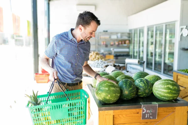 Kaukasiska Man Bär Varukorg Medan Köper Vattenmelon Från Supermarket — Stockfoto