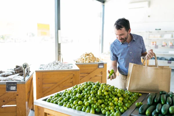 Uomo Medio Adulto Che Sceglie Limoni Freschi Sani Mentre Trasporta — Foto Stock