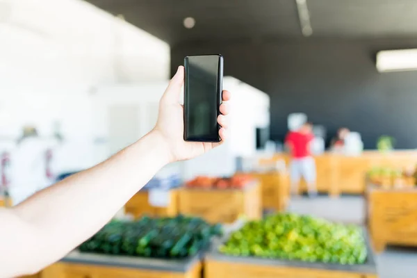 Närbild Hand Hålla Mobiltelefon Med Tomt Kopia Utrymme Butik — Stockfoto