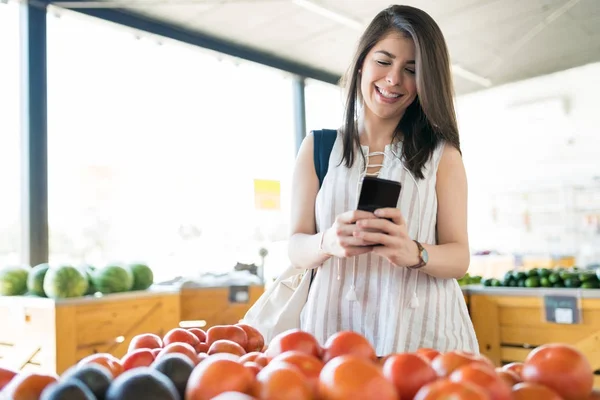 Alegre Mujer Adulta Media Fotografiando Caldo Verduras Frescas Mercado — Foto de Stock