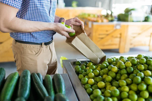 Midsection Homem Que Coleta Limões Verdes Saco Papel Pequeno Fazer — Fotografia de Stock