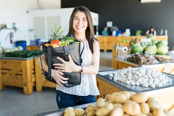 Mulher Caucasiana Feliz Segurando Saco Compras Cheio Frutas Legumes Frescos — Fotografia de Stock