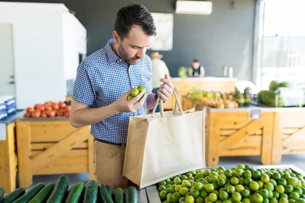 Hombre Guapo Poniendo Limones Frescos Bolsa Compras Tienda Comestibles — Foto de Stock