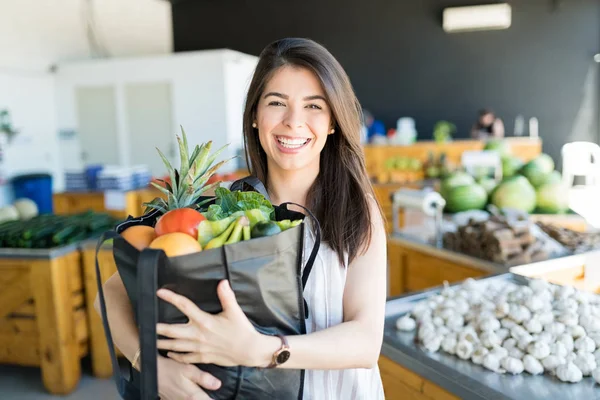 スーパーで袋に有機野菜や果物を保持している格好良い顧客の肖像画 — ストック写真