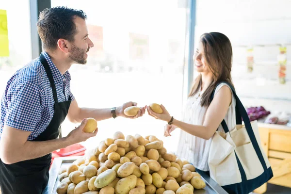 Hombre Tendero Ayudar Cliente Femenino Compra Patatas Tienda Comestibles — Foto de Stock