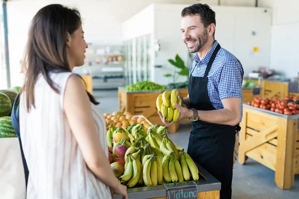 Feliz Vendedor Masculino Mostrando Plátanos Orgánicos Frescos Comprador Mercado Comestibles — Foto de Stock