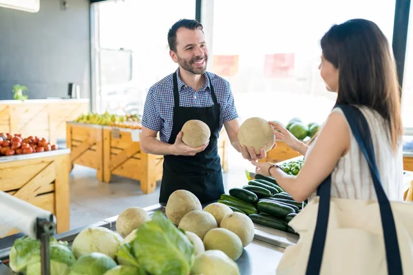 Sonriente Trabajador Comestibles Medio Adulto Vendiendo Frutas Frescas Comprador Una — Foto de Stock