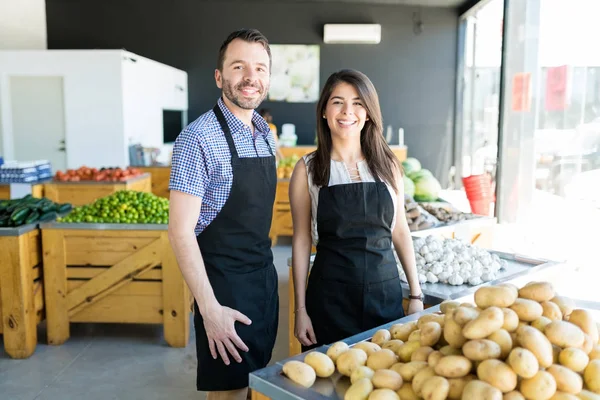 Empresários Caucasianos Sorridentes Que Vendem Legumes Orgânicos Juntos Supermercado — Fotografia de Stock