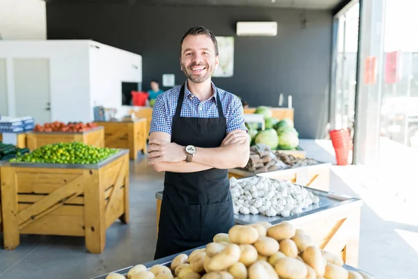 Cheerful Mid Adult Grocery Worker Standing Arms Crossed Vegetable Counter — Stock Photo, Image