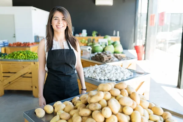 Hermosa Propietaria Sonriente Pie Junto Montón Papas Tienda Orgánica — Foto de Stock