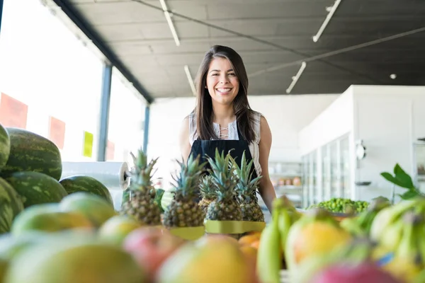 Mooie Lachende Kruidenier Werknemer Staan Biologische Fruitkraam Markt — Stockfoto