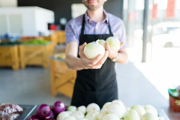Midsection Supermarket Worker Showing Organic Onions While Selling Vegetables Grocery — Stock Photo, Image