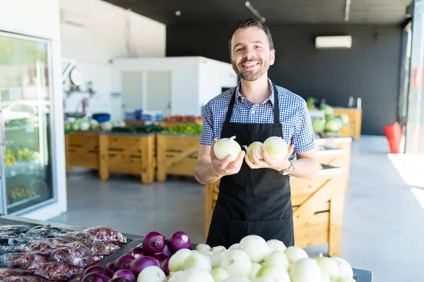 Leende Återförsäljare Håller Färska Stora Lökar När Står Supermarket — Stockfoto