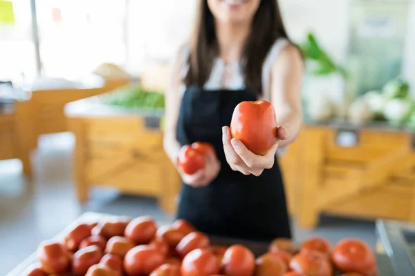 Milieu Une Vendeuse Montrant Des Tomates Rouges Fraîches Supermarché — Photo