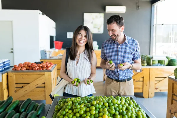 Lycklig Man Och Kvinna Väljer Citroner Counter Supermarket — Stockfoto