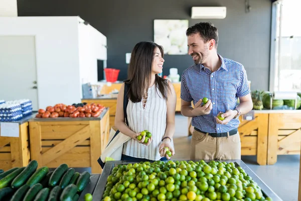 Casal Sorridente Conversando Enquanto Coletava Limões Juntos Supermercado — Fotografia de Stock