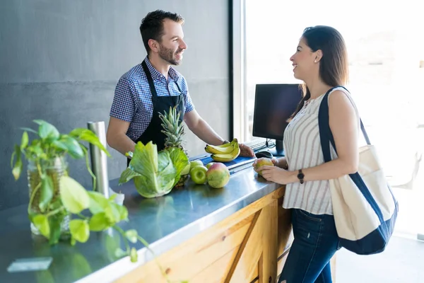 Mid Adult Dagligvaru Ägare Pratar Med Kvinnliga Kunder Supermarket — Stockfoto