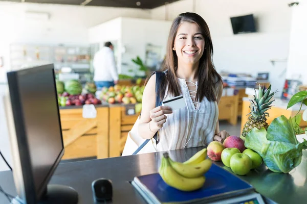 Porträtt Attraktiva Kvinna Innehar Kreditkort När Handlar För Dagligvaror Butik — Stockfoto