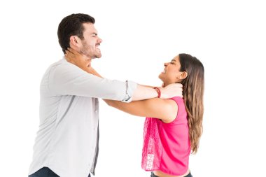 Erkek ve kadın izole arka plan karşı dururken birbirlerini boğarak