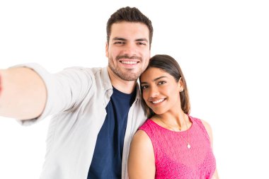 Gülümseyen yakışıklı adam izole arka plan üzerinde güzel kadın ile selfie alarak