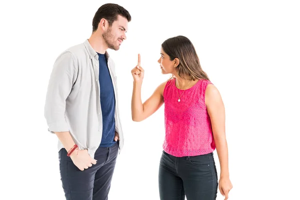 Jovem Atraente Discutindo Com Namorado Latino Contra Fundo Liso — Fotografia de Stock